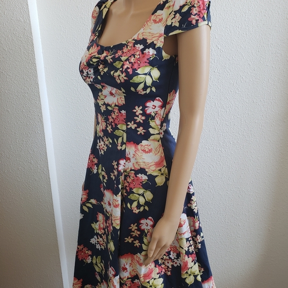 Fit and Flared Floral Summer Dress - Picture 5 of 10